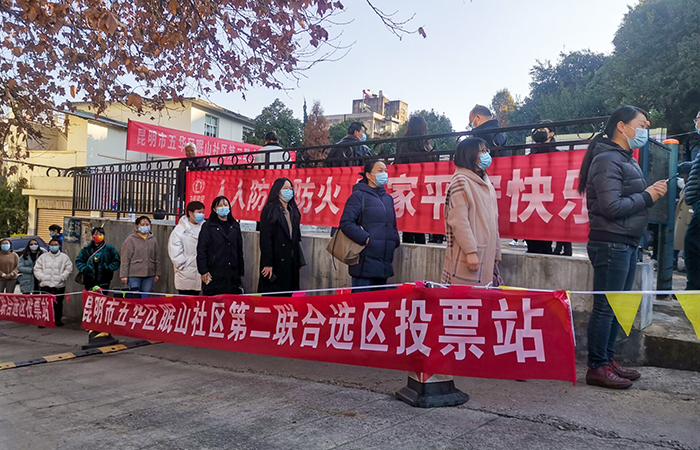 （小圖）按照“一米線(xiàn)”安全距離有序排隊.jpg