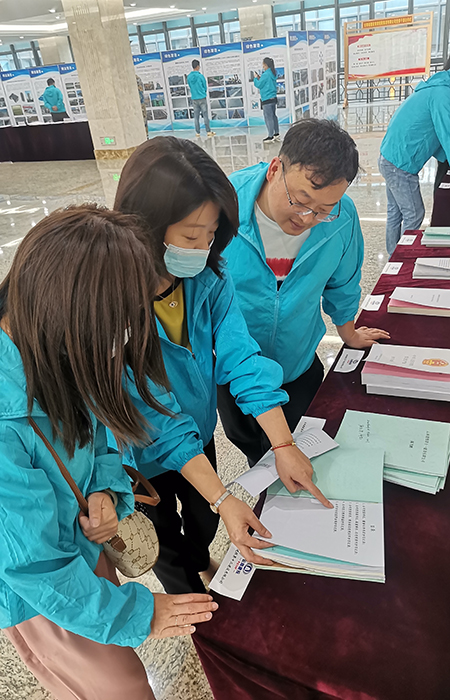 xiao 認真學(xué)習、翻閱新《安全法》15.jpg